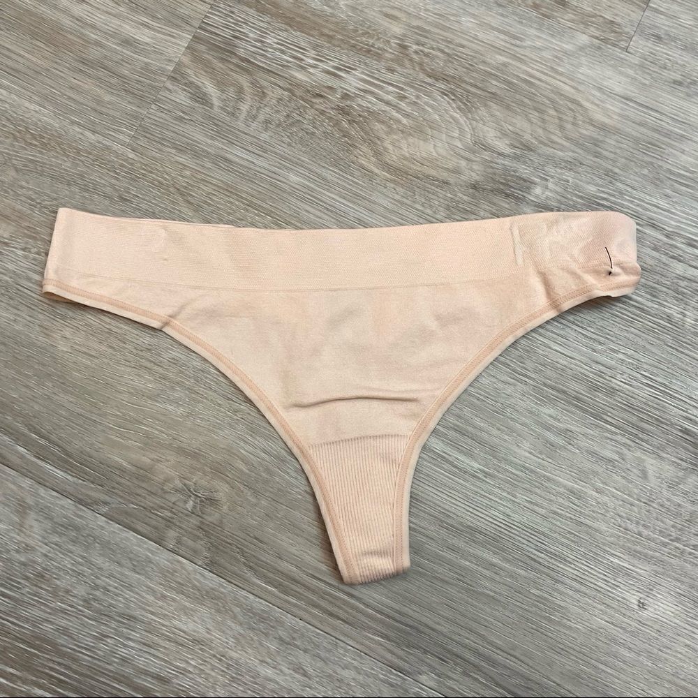 DKNY Womens Seamless Litewear Thong Panty